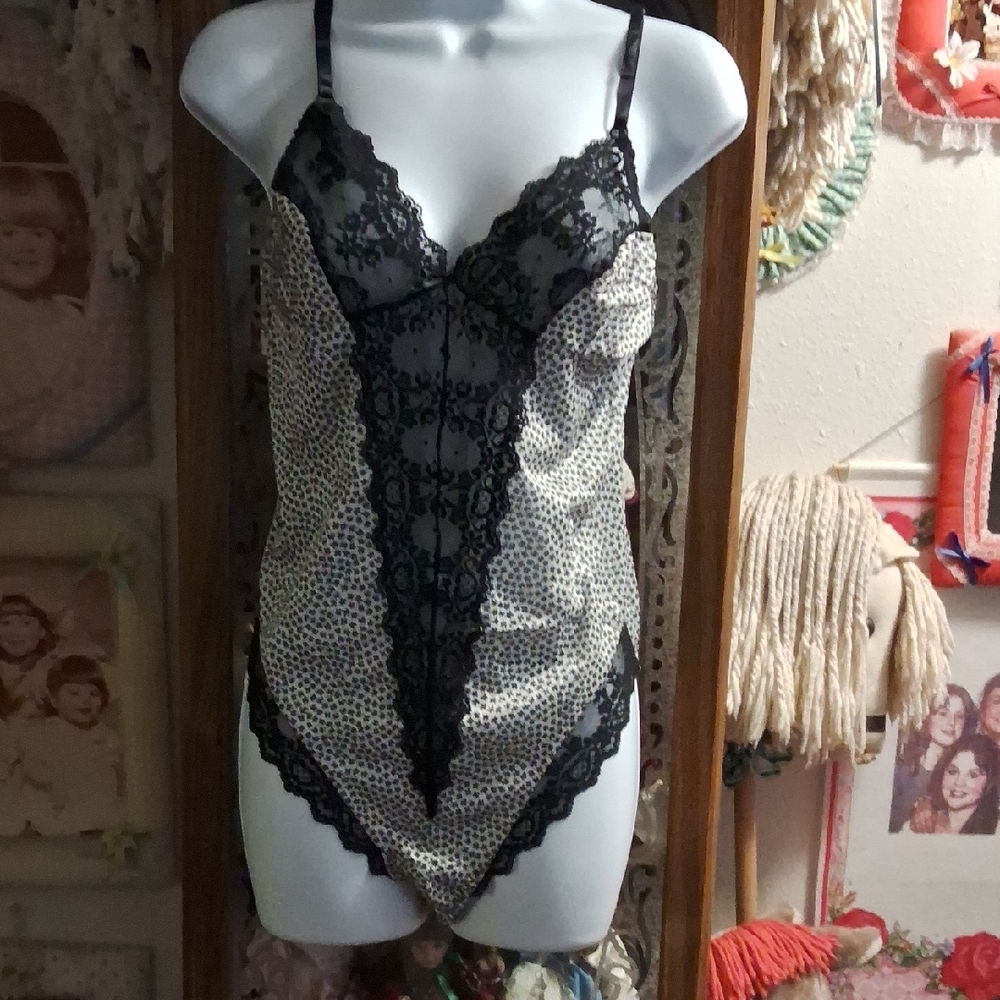Vintage 90's,Ashley Taylor,Teddy/Bodysuit with Black & White Floral Pattern🖤🤍